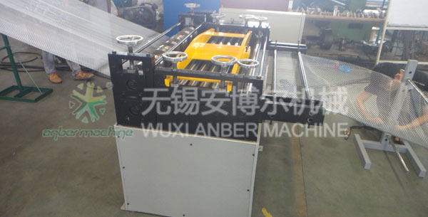 Expanded metal machine
