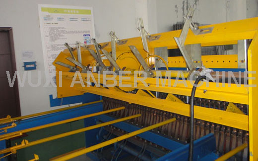 Cross wire feeding system of the mesh welding production line